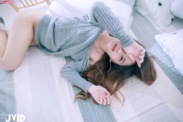    JVID-Jessica Lo罗颖-居家私房灰毛衣诱惑，展现绝美身材与纯欲气质，性感室内写真套图第92张图片