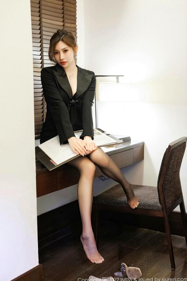    职场诱惑IMiss爱蜜社695期：小狐狸Kathryn黑色职业西装搭配黑丝，演绎撩人职场御姐制服风，极致私房大尺度写真第4张图片