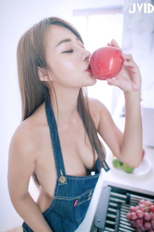    JVID乐乐私房写真：纯白围裙下的逆天曼妙身材，极品视觉盛宴与清新诱惑风第26张图片