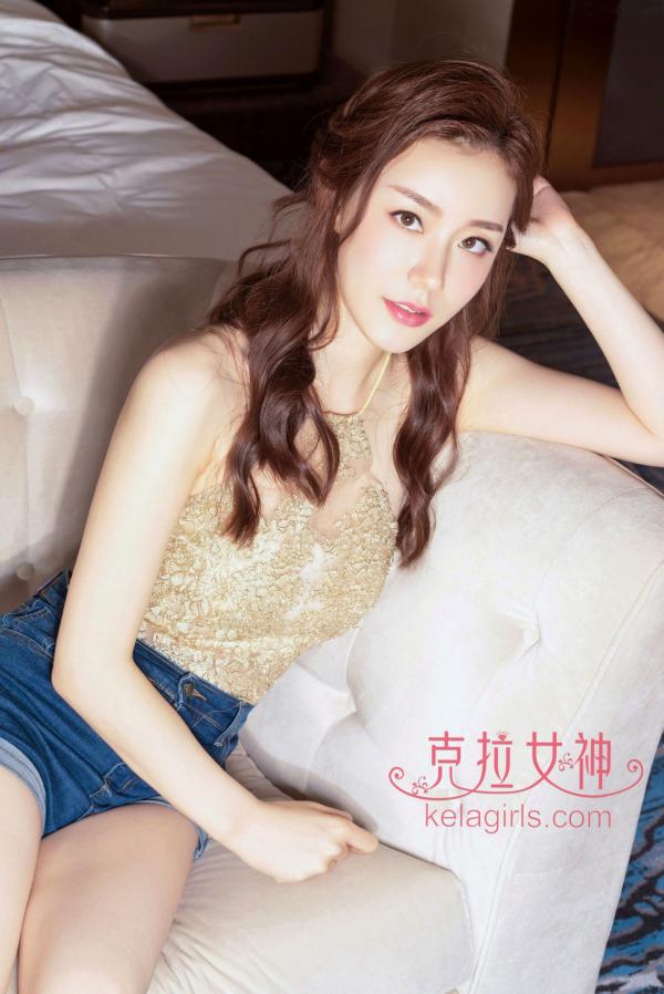    KelaGirls克拉女神-江琴-《金枝玉叶》-金色蕾丝挂脖上衣配牛仔短裤-优雅时尚家居私房魅力写真第3张图片