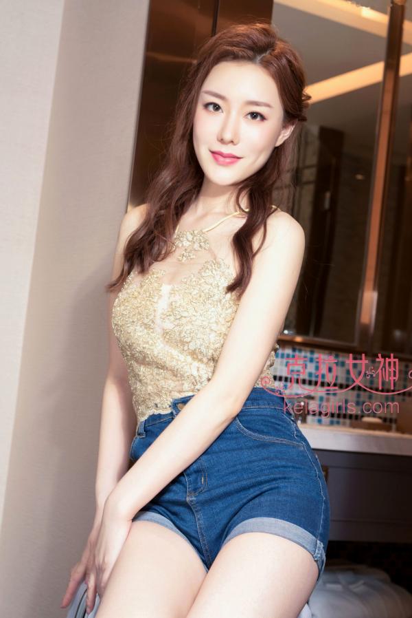    KelaGirls克拉女神-江琴-《金枝玉叶》-金色蕾丝挂脖上衣配牛仔短裤-优雅时尚家居私房魅力写真第21张图片