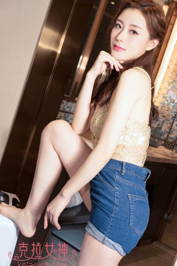    KelaGirls克拉女神-江琴-《金枝玉叶》-金色蕾丝挂脖上衣配牛仔短裤-优雅时尚家居私房魅力写真第25张图片