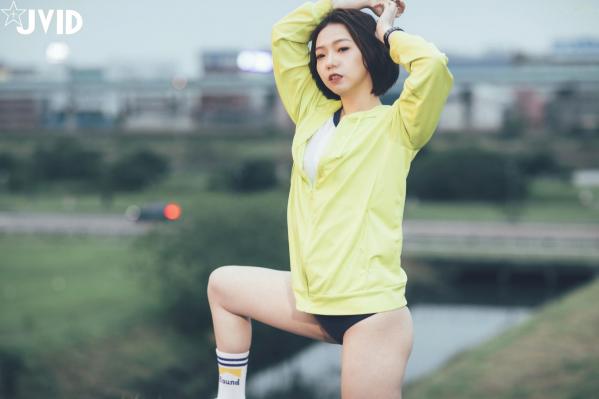    JVID美女雅捷户外夜跑运动写真，穿荧光运动装展现健美身材，元气少女的性感运动瞬间第1张图片