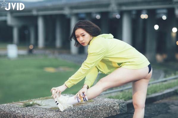    JVID美女雅捷户外夜跑运动写真，穿荧光运动装展现健美身材，元气少女的性感运动瞬间第3张图片