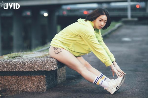   JVID美女雅捷户外夜跑运动写真，穿荧光运动装展现健美身材，元气少女的性感运动瞬间第4张图片