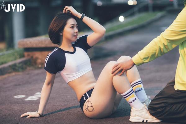   JVID美女雅捷户外夜跑运动写真，穿荧光运动装展现健美身材，元气少女的性感运动瞬间第10张图片