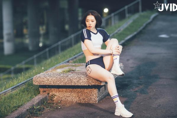    JVID美女雅捷户外夜跑运动写真，穿荧光运动装展现健美身材，元气少女的性感运动瞬间第13张图片