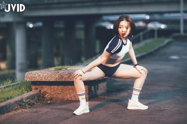    JVID美女雅捷户外夜跑运动写真，穿荧光运动装展现健美身材，元气少女的性感运动瞬间第16张图片