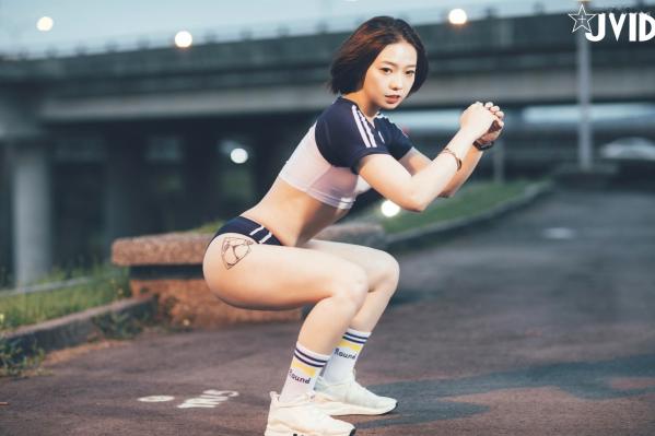    JVID美女雅捷户外夜跑运动写真，穿荧光运动装展现健美身材，元气少女的性感运动瞬间第20张图片