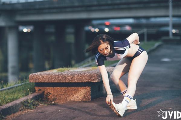    JVID美女雅捷户外夜跑运动写真，穿荧光运动装展现健美身材，元气少女的性感运动瞬间第21张图片