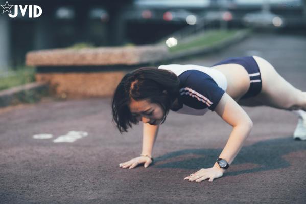    JVID美女雅捷户外夜跑运动写真，穿荧光运动装展现健美身材，元气少女的性感运动瞬间第23张图片