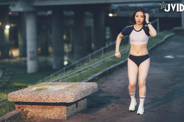    JVID美女雅捷户外夜跑运动写真，穿荧光运动装展现健美身材，元气少女的性感运动瞬间第32张图片