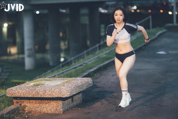   JVID美女雅捷户外夜跑运动写真，穿荧光运动装展现健美身材，元气少女的性感运动瞬间第33张图片
