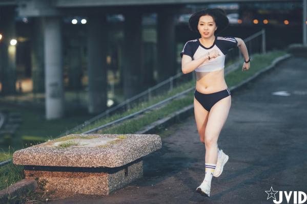    JVID美女雅捷户外夜跑运动写真，穿荧光运动装展现健美身材，元气少女的性感运动瞬间第34张图片