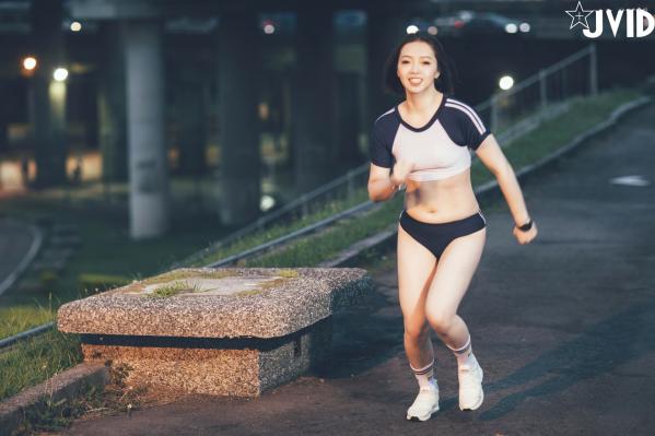    JVID美女雅捷户外夜跑运动写真，穿荧光运动装展现健美身材，元气少女的性感运动瞬间第35张图片