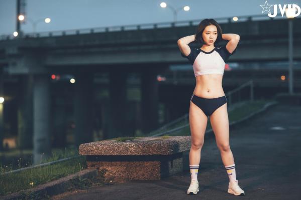    JVID美女雅捷户外夜跑运动写真，穿荧光运动装展现健美身材，元气少女的性感运动瞬间第37张图片