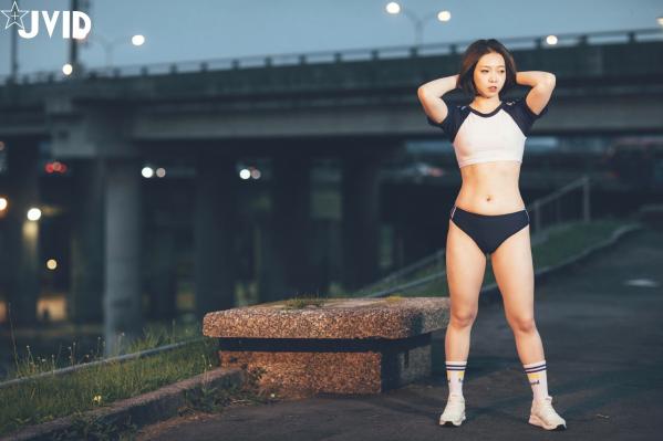   JVID美女雅捷户外夜跑运动写真，穿荧光运动装展现健美身材，元气少女的性感运动瞬间第38张图片