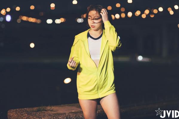    JVID美女雅捷户外夜跑运动写真，穿荧光运动装展现健美身材，元气少女的性感运动瞬间第40张图片