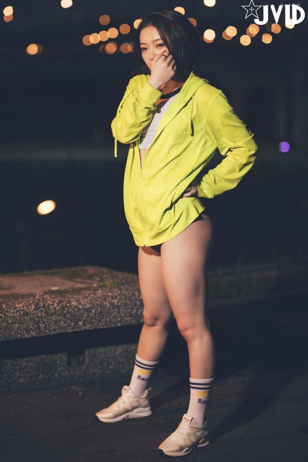    JVID美女雅捷户外夜跑运动写真，穿荧光运动装展现健美身材，元气少女的性感运动瞬间第41张图片