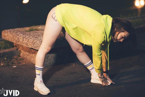    JVID美女雅捷户外夜跑运动写真，穿荧光运动装展现健美身材，元气少女的性感运动瞬间第42张图片