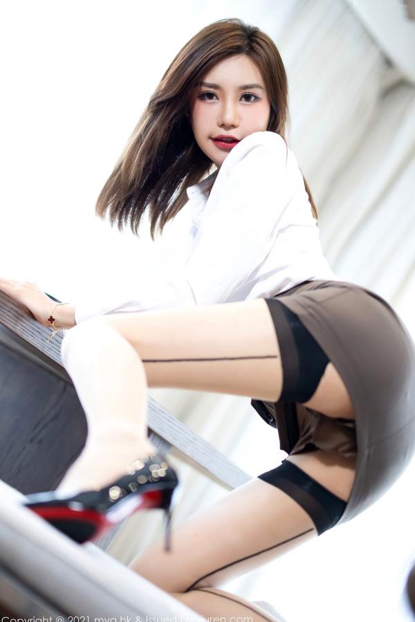    绮里嘉Carina：白衬衫灰短裙职业装诱惑，黑丝吊带私房大尺度，美媛馆精选都市丽人风情旅拍第31张图片