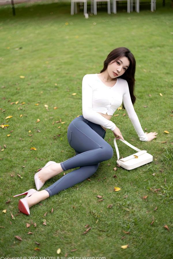    XiaoYu语画界-911-徐莉芝：白色收身衣凸显曼妙曲线，室内居家与户外街拍极品女神美臀写真第8张图片