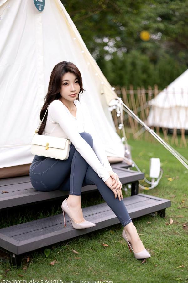    XiaoYu语画界-911-徐莉芝：白色收身衣凸显曼妙曲线，室内居家与户外街拍极品女神美臀写真第13张图片