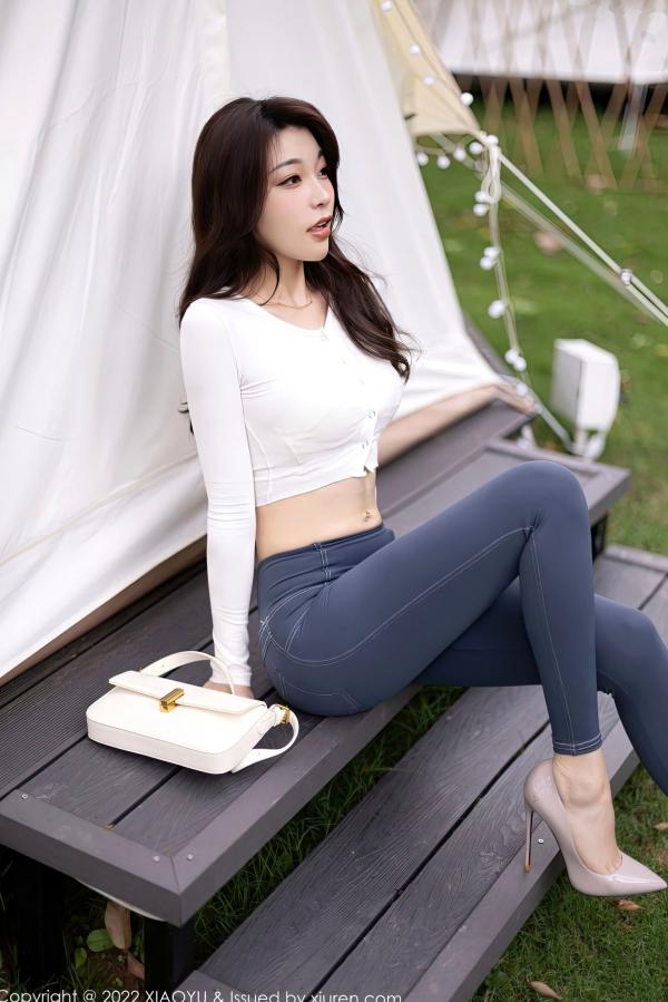    XiaoYu语画界-911-徐莉芝：白色收身衣凸显曼妙曲线，室内居家与户外街拍极品女神美臀写真第14张图片