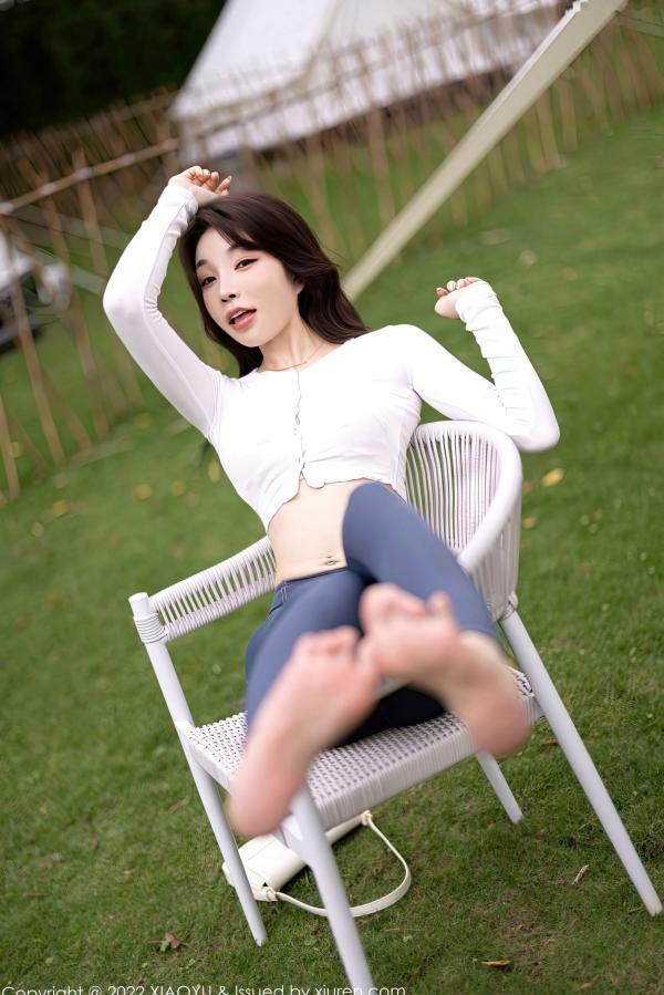    XiaoYu语画界-911-徐莉芝：白色收身衣凸显曼妙曲线，室内居家与户外街拍极品女神美臀写真第19张图片