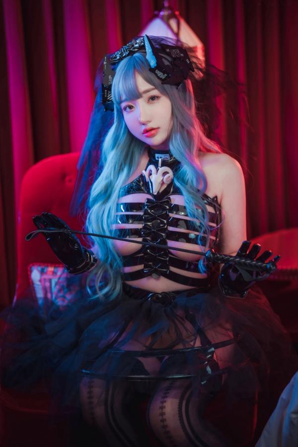    韩国美女孙乐乐Son-YeEun魅魔派对角色扮演写真，漆皮紧身装诱惑，红色沙发上的野性瞬间，无圣光大尺度私房，演绎极致性感氛围第1张图片