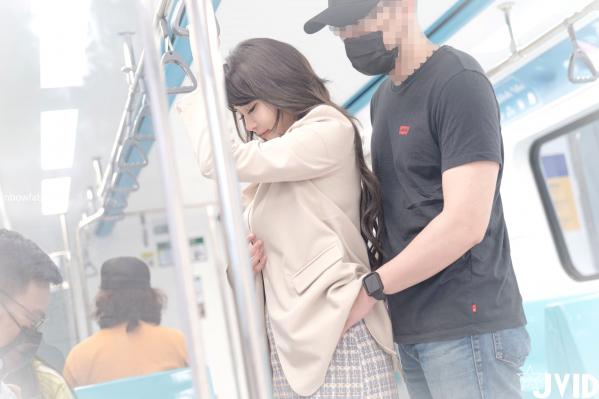    JVID乐乐：身穿优雅职业西装的都市丽人，下班途中遭遇剧情，私房深夜诱惑，展现白嫩曼妙身材第43张图片