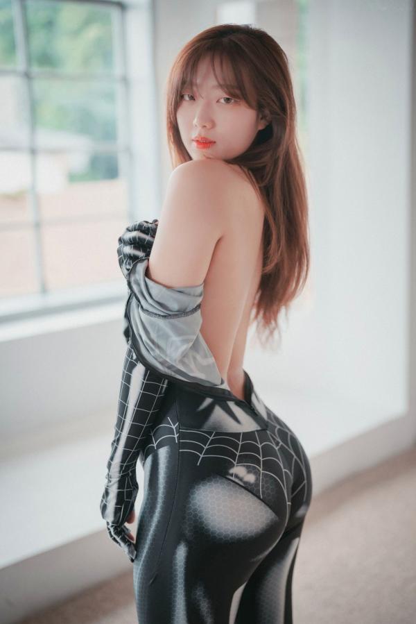    韩国美女Koby演绎婀娜蜘蛛女郎，紧身制服角色扮演，挑战极致曲线诱惑，室内私房大片精选第5张图片