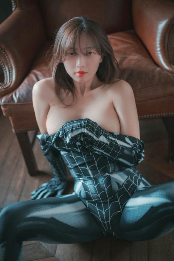    韩国美女Koby演绎婀娜蜘蛛女郎，紧身制服角色扮演，挑战极致曲线诱惑，室内私房大片精选第28张图片