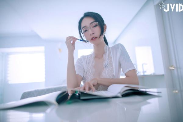    JVID-飄飄-綁架性感保險業務員第21张图片