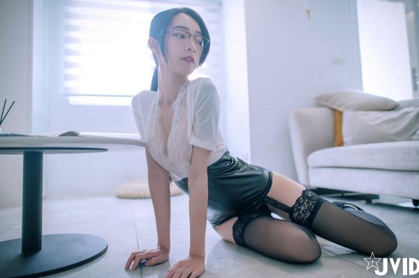    JVID-飄飄-綁架性感保險業務員第25张图片