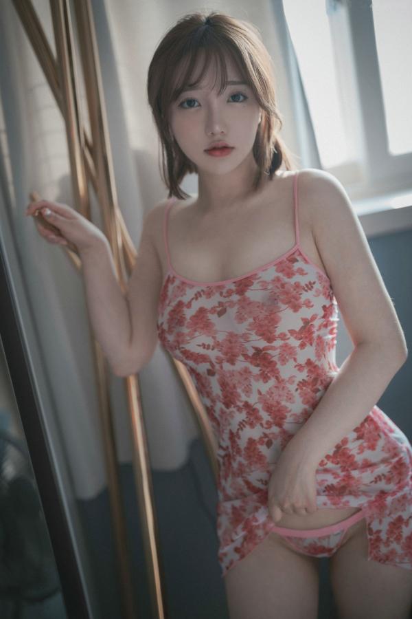   韩国美女孙乐乐Son YeEun居家度假写真，性感内衣诱惑，私房照展现极致傲人曲线第26张图片