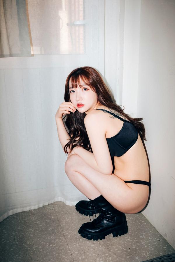    韩国美女孙乐乐Son-YeEun私房照：极致诱惑黑色内衣写真，甜美冷艳身姿展露无遗第45张图片