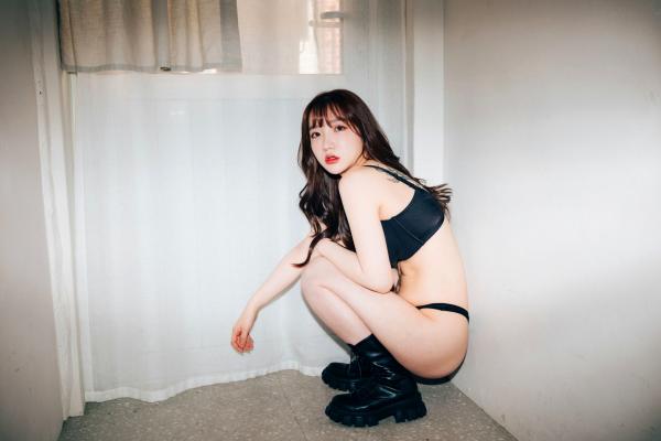    韩国美女孙乐乐Son-YeEun私房照：极致诱惑黑色内衣写真，甜美冷艳身姿展露无遗第46张图片