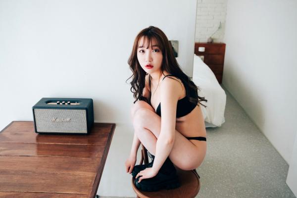    韩国美女孙乐乐Son-YeEun私房照：极致诱惑黑色内衣写真，甜美冷艳身姿展露无遗第48张图片
