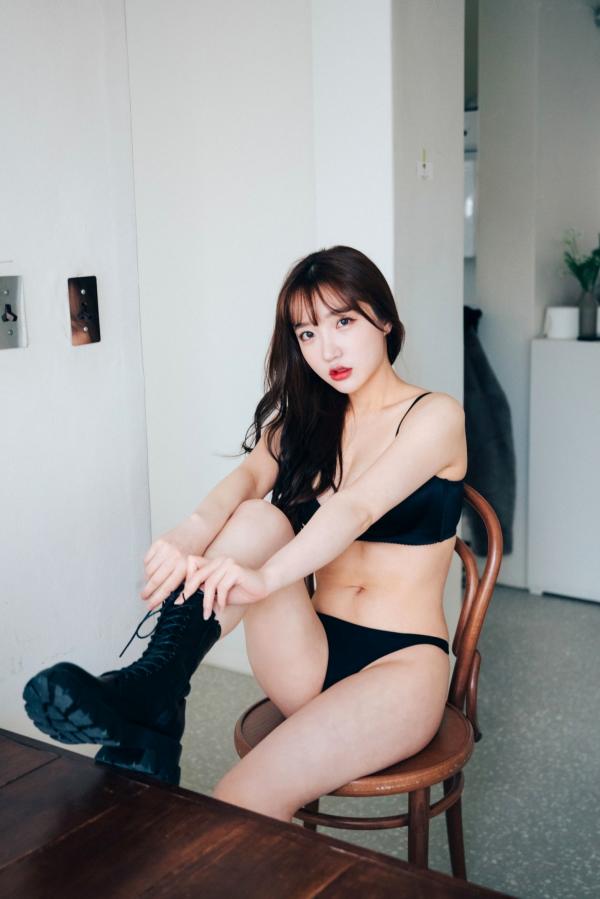    韩国美女孙乐乐Son-YeEun私房照：极致诱惑黑色内衣写真，甜美冷艳身姿展露无遗第50张图片
