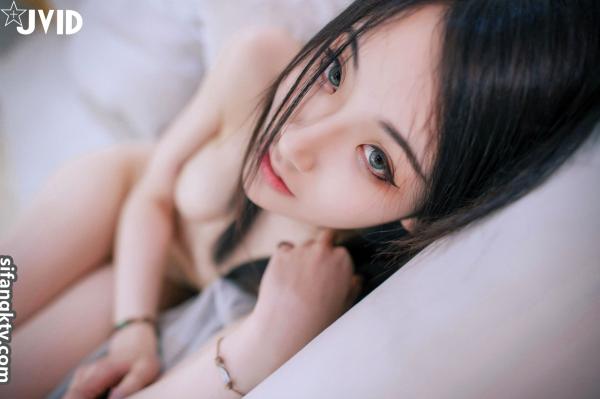    JVID-阿黎-旅行日租的艳遇：居家私房大尺度写真，极致白嫩身材的极致诱惑挑战第32张图片