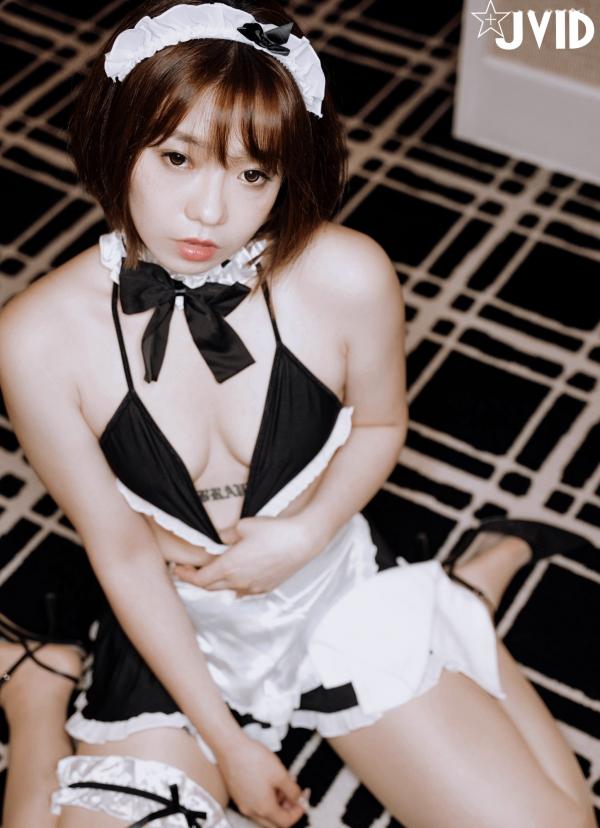    JVID雅捷《钟点女仆》系列：极致诱惑女仆角色扮演，大尺度私房写真演绎媚惑美尻，心跳加速的卧室诱惑第3张图片