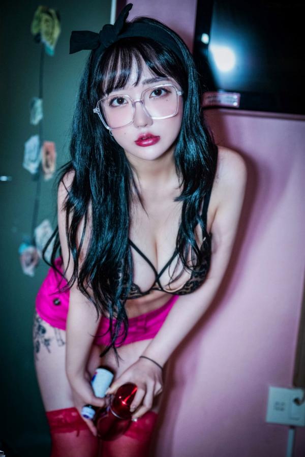    韩国美女孙乐乐Son-YeEun私房写真-大尺度家居个性纹身诱惑-Bluecake-无内裤露出第69张图片