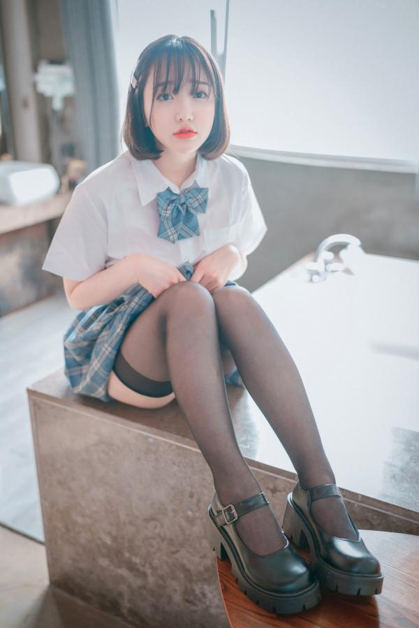   韩国美女孙乐乐Son YeEun：清纯校服诱惑、连体泳装配黑丝私房照，甜美迷人极致诱惑第33张图片