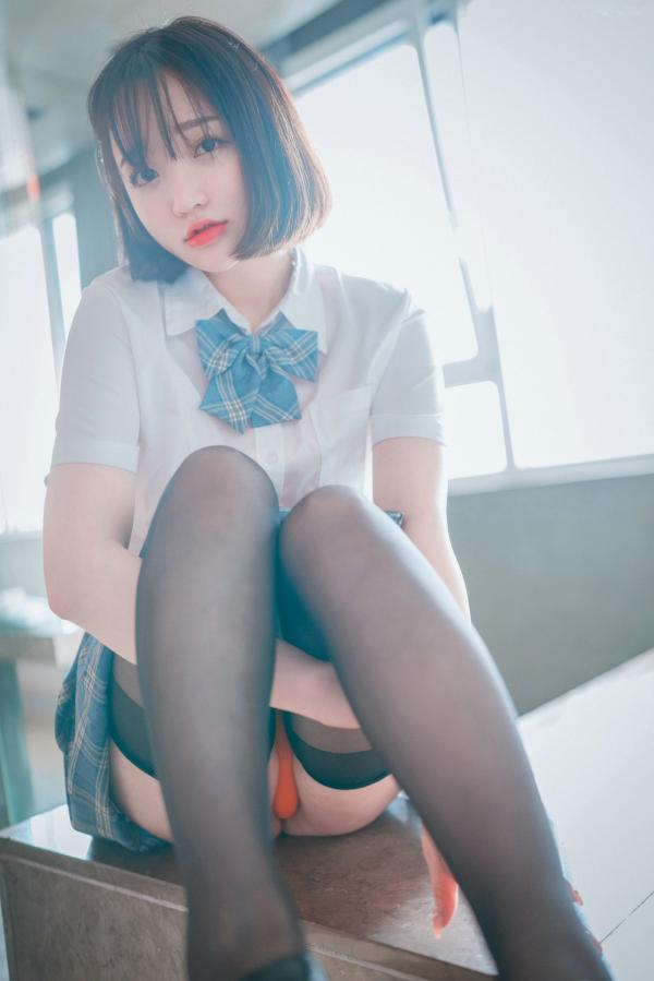    韩国美女孙乐乐Son YeEun：清纯校服诱惑、连体泳装配黑丝私房照，甜美迷人极致诱惑第35张图片