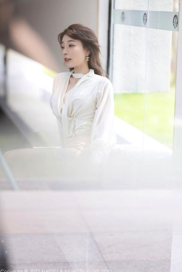   XiaoYu语画界-876-徐莉芝：纯欲白色上衣搭配粉色蕾丝内衣，私房照尽显修长美腿与极致诱惑，气质御姐的居家时刻第4张图片