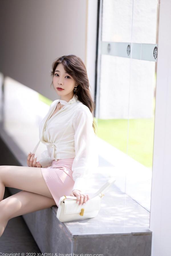    XiaoYu语画界-876-徐莉芝：纯欲白色上衣搭配粉色蕾丝内衣，私房照尽显修长美腿与极致诱惑，气质御姐的居家时刻第5张图片
