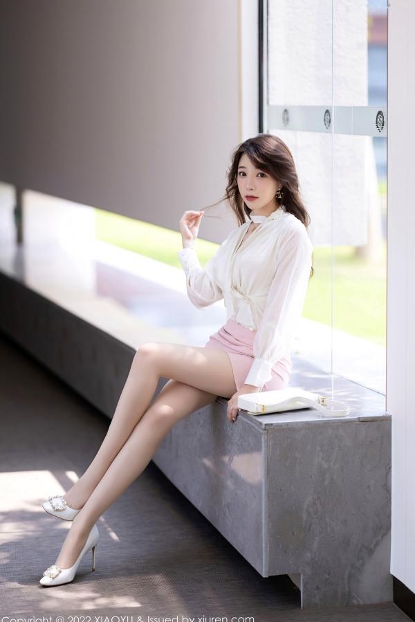    XiaoYu语画界-876-徐莉芝：纯欲白色上衣搭配粉色蕾丝内衣，私房照尽显修长美腿与极致诱惑，气质御姐的居家时刻第6张图片