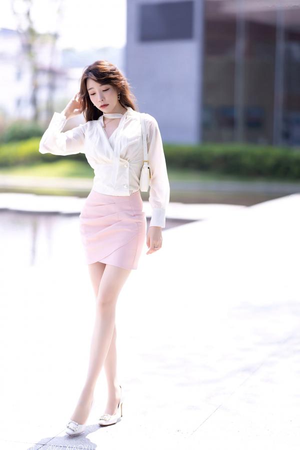    XiaoYu语画界-876-徐莉芝：纯欲白色上衣搭配粉色蕾丝内衣，私房照尽显修长美腿与极致诱惑，气质御姐的居家时刻第8张图片