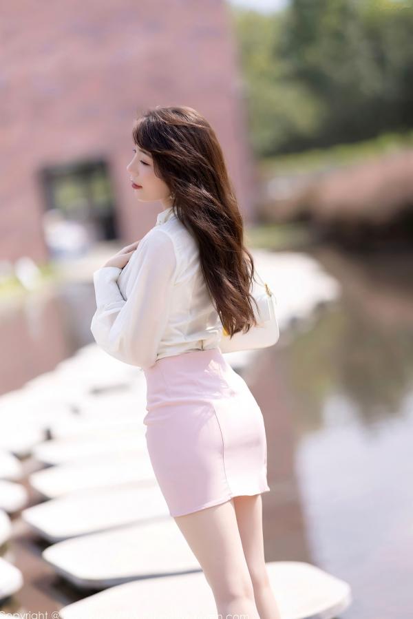    XiaoYu语画界-876-徐莉芝：纯欲白色上衣搭配粉色蕾丝内衣，私房照尽显修长美腿与极致诱惑，气质御姐的居家时刻第11张图片